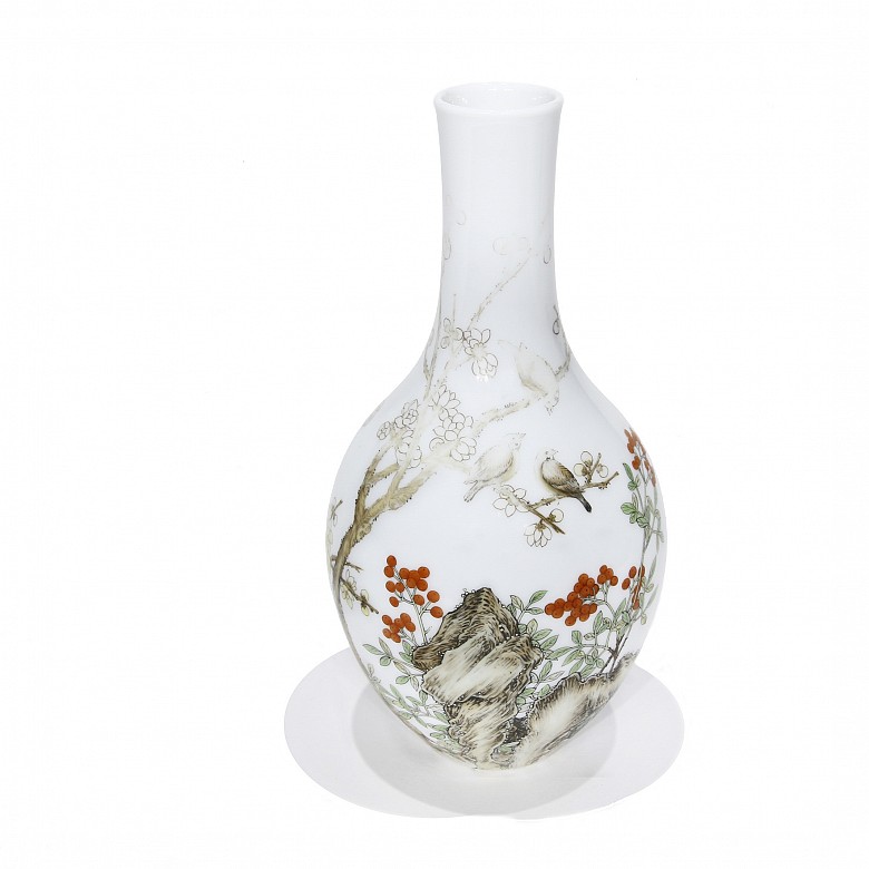 A Falangcai porcelain vase with nature and birds, Qianlong (1736 - 1795).