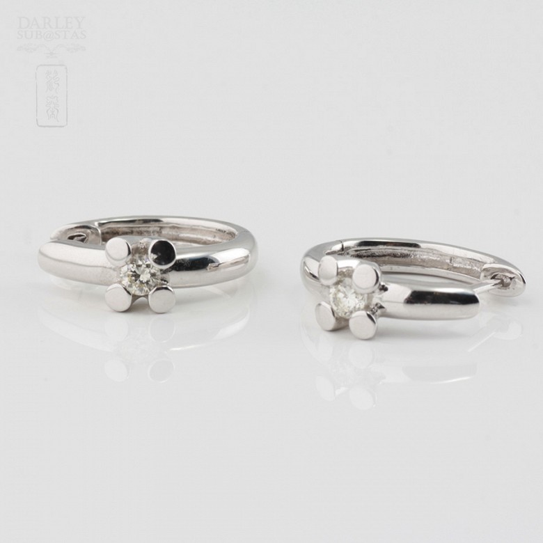 Pair of earrings in 18k white gold and diamonds