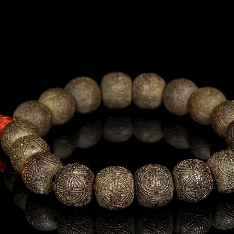 Carved wooden bead bracelet 