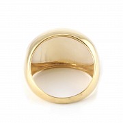 Anillo en oro amarillo de 18 k con nácar natural