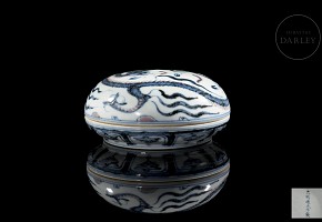 Porcelain-glazed ‘Dragon’ box, Ming dynasty