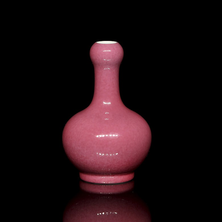 Pequeño jarrón de porcelana con esmalte rosa, con sello Yongzheng