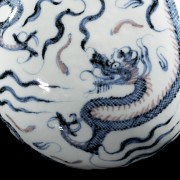 Porcelain-glazed ‘Dragon’ box, Ming dynasty