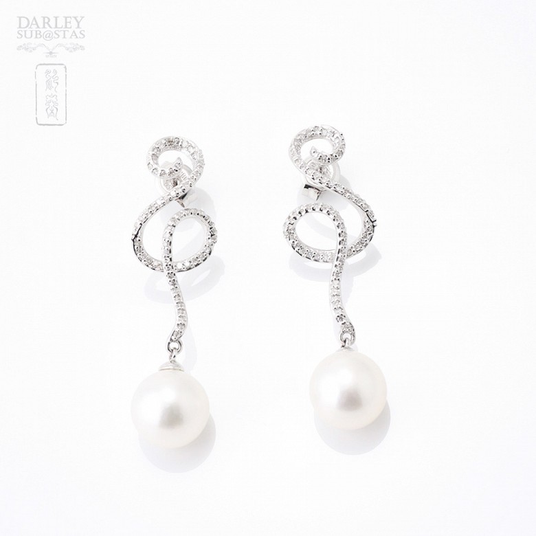 Earrings in 18k white gold, diamonds and pearls.