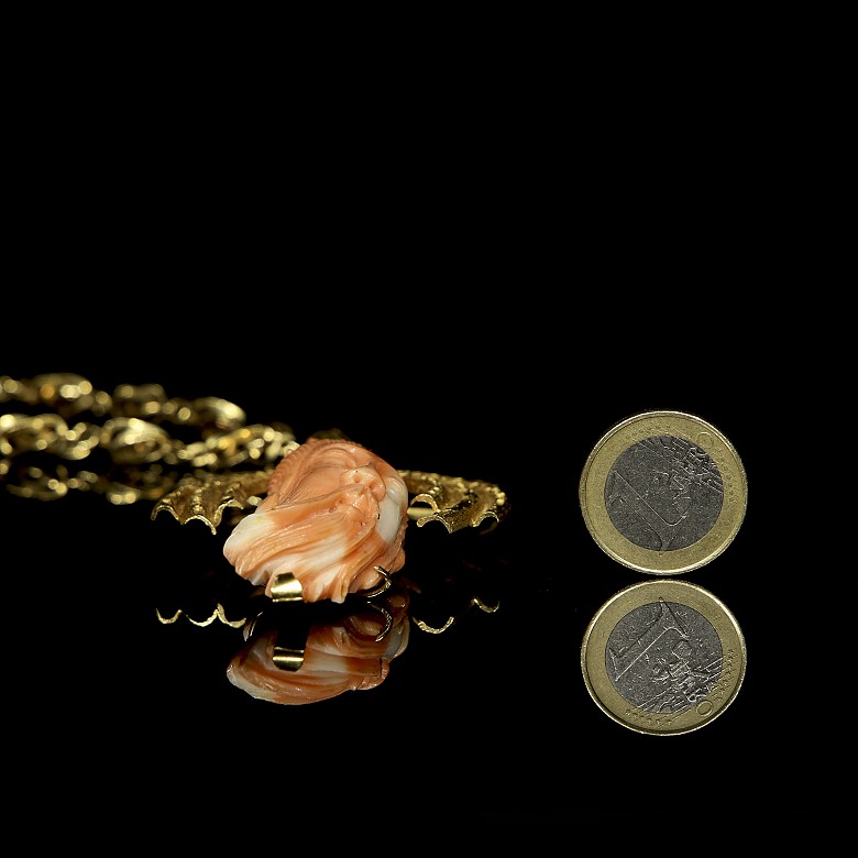 18kt yellow gold and coral pendant ‘Emperor's Head’