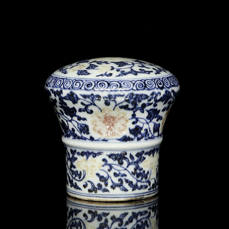 Objeto de porcelana vidriada azul y rojo, dinastía Qing