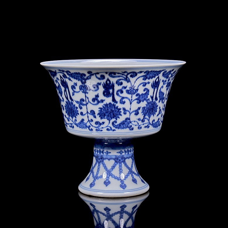 Enamelled porcelain ‘Chrysanthemums’ cup, with Qianlong seal