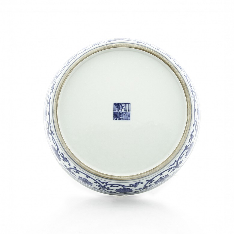 A blue and white floral dish, Qianlong seal mark.