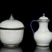 Conjunto de tetera y recipiente de porcelana, s.XX - 3