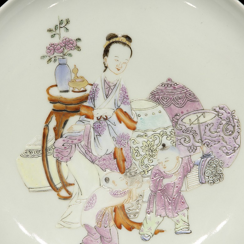 Porcelain enamel dish, pink family ‘Lady with children’, Yongzheng