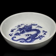 Plato de porcelana con dragón, con marca Kangxi