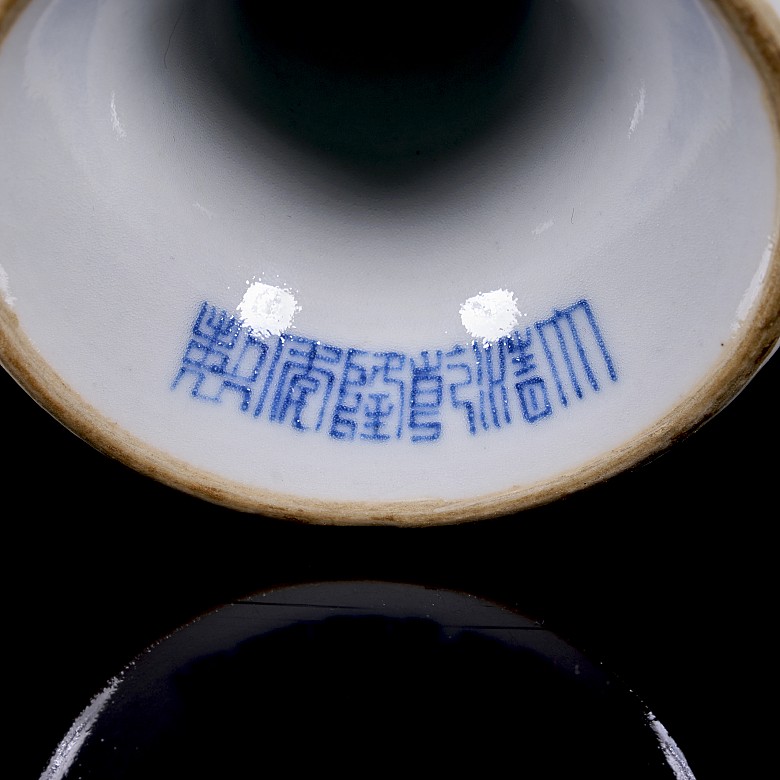 Enamelled porcelain ‘Chrysanthemums’ cup, with Qianlong seal