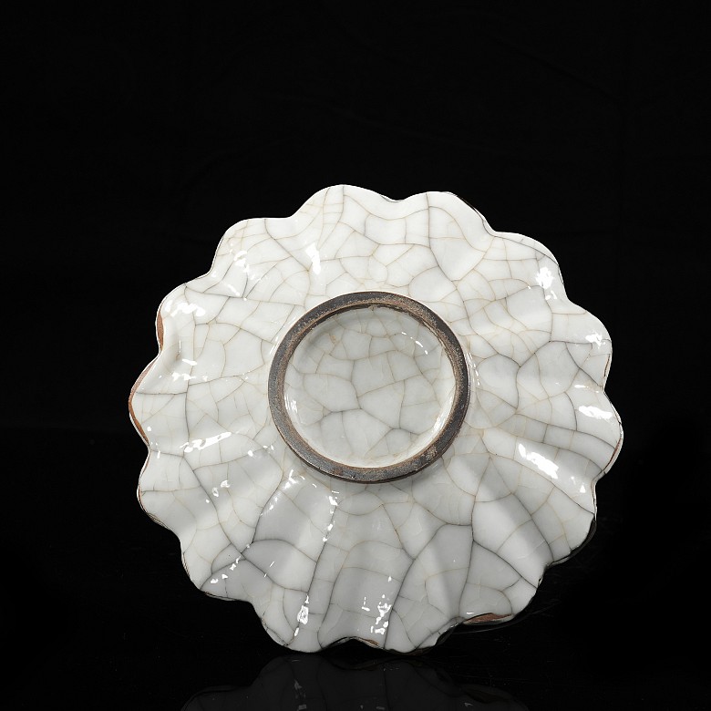 Small lobed dish with a white glaze, Qing dynasty