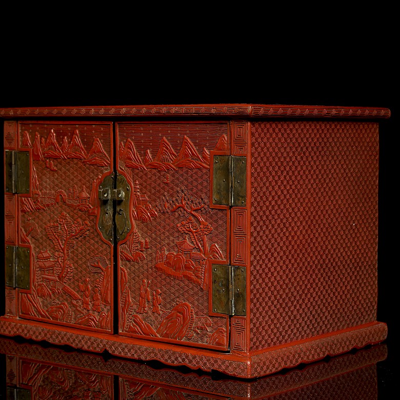 Lacquered wooden jewellery box, 20th century