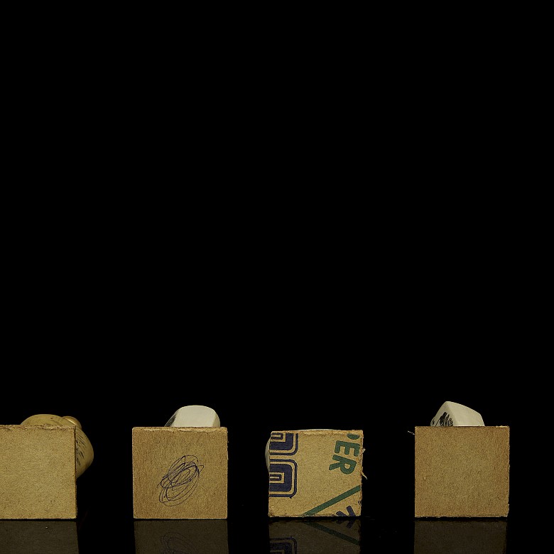 Four small ivory snuff bottles, early 20th century