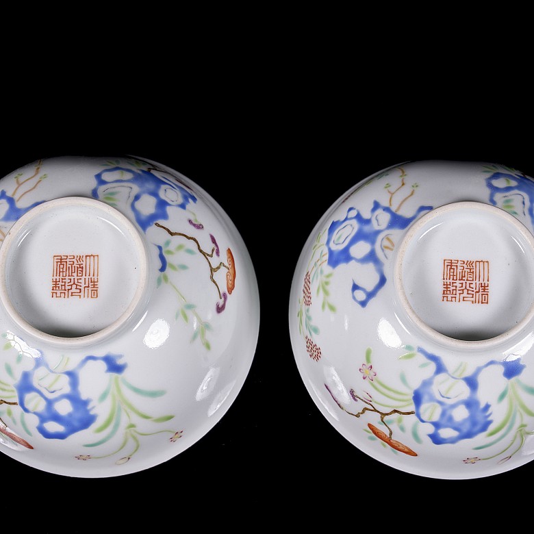 Pair of ‘Flowers and lingzhi’ famille rose bowls, Qing dynasty