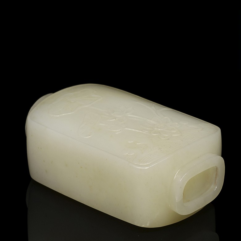 White jade snuff bottle, Ming-Qing Dynasty