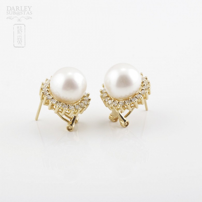 Pearl earrings in 18k yellow gold and diamonds.