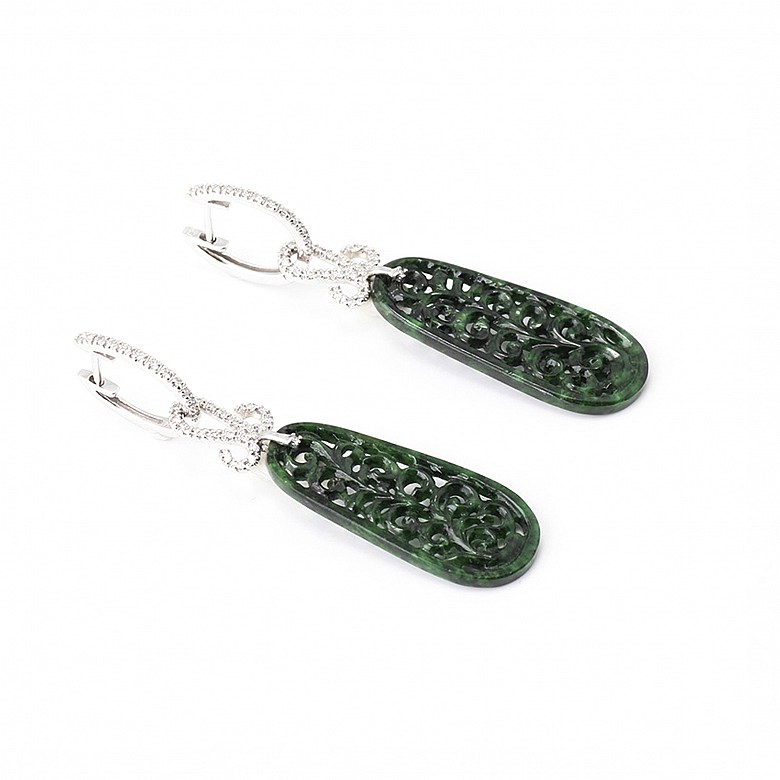 Pendientes desmontables con jadeíta y diamantes.