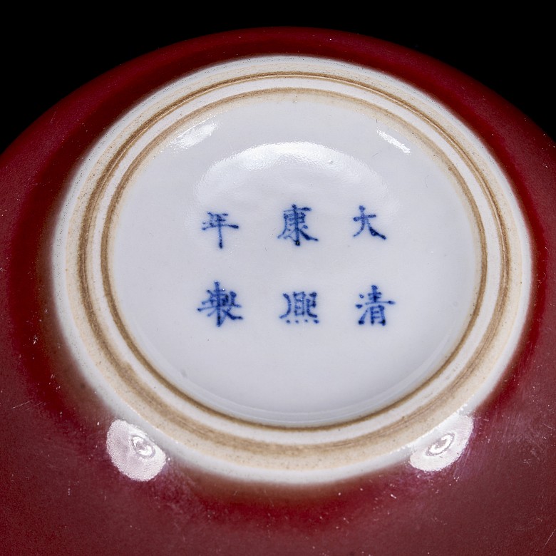 Recipiente de porcelana esmaltada en rojo, con marca Kangxi