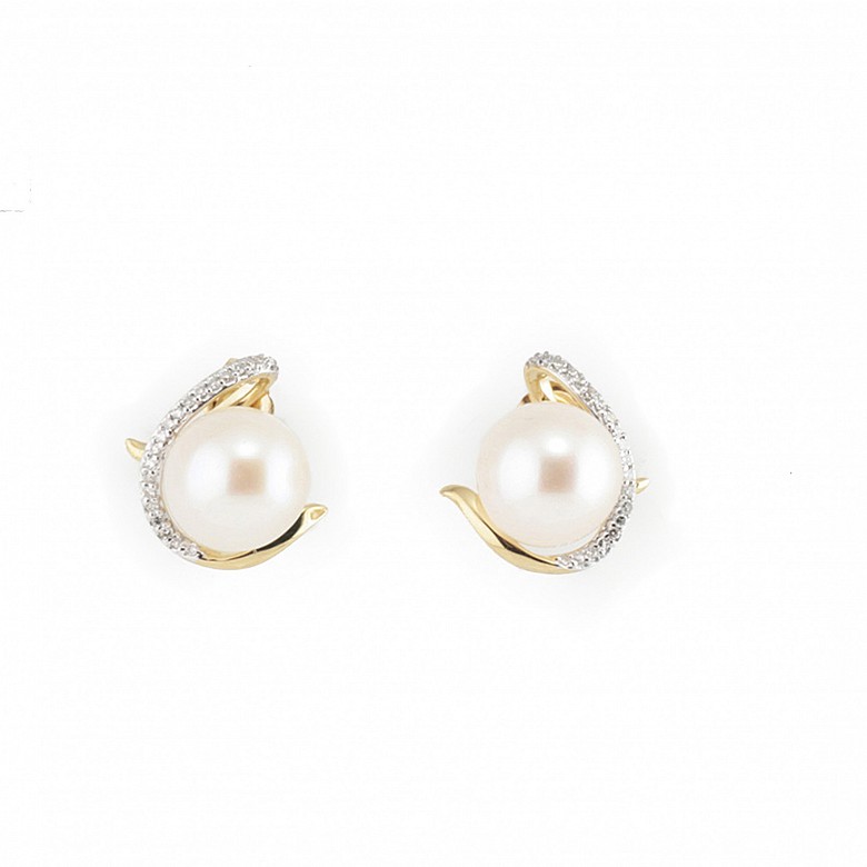 Earrings in 18k yellow gold and diamonds and pearls.