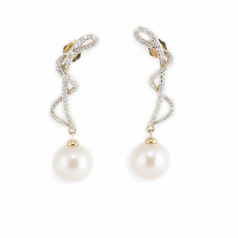 Long earrings with pearls in 18k yellow gold and diamonds.