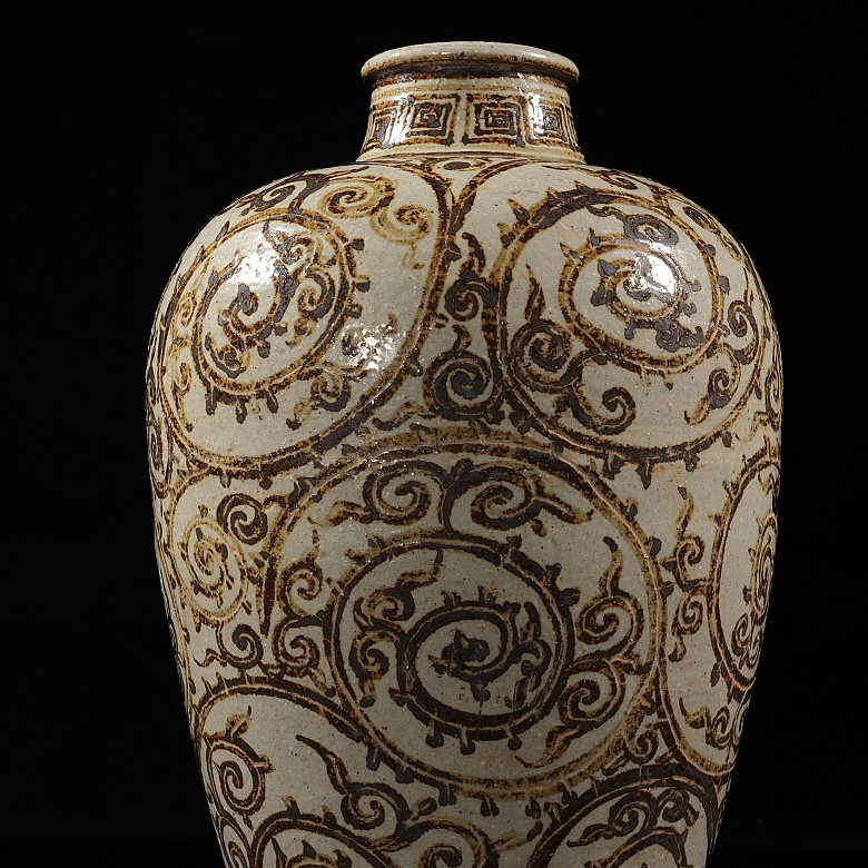 Meiping ‘Intertwined Flowers’ vase, Song dynasty