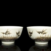 Pair of enamelled porcelain bowls ‘Swallows’, with Tongzhi mark - 8