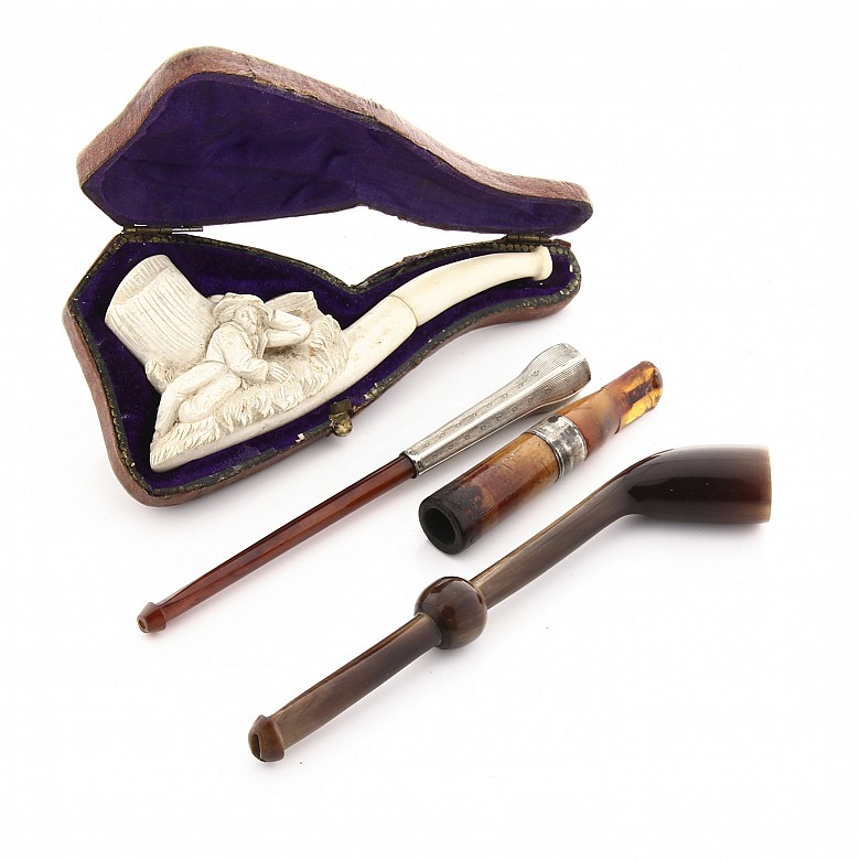 Lot of two pipes and two mouthpieces, 19th century