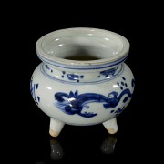 Blue-and-white ceramic censer ‘Dragon’ Qing dynasty