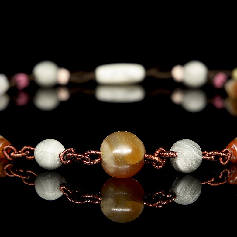 Agate and liuli bead necklace, Qing dynasty