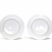 Pareja de platos de porcelana esmaltada, s.XX