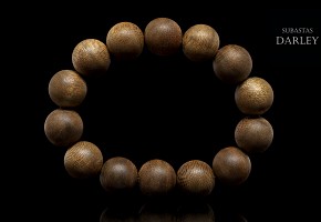 Bracelet with 14 carved wood beads