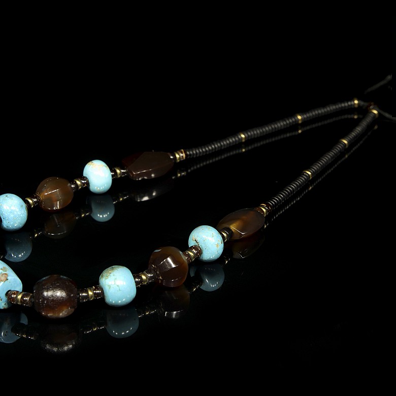 Turquoise and agate necklace, Liao-Jin culture