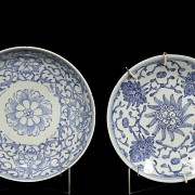 Cuatro platos de porcelana con flores, S.XIX - XX