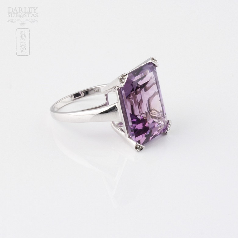 18k white gold ring with amethyst and diamonds