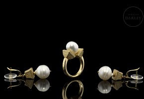 Set of earrings and ring of yellow gold and pearls