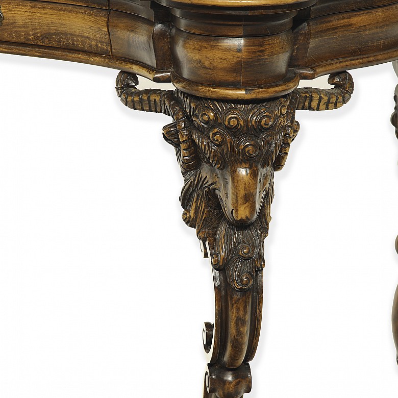 Escritorio de madera estilo Luis XV con pies de carnero, s.XX