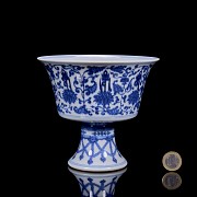 Enamelled porcelain ‘Chrysanthemums’ cup, with Qianlong seal