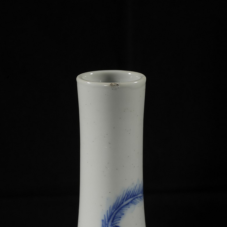 Blue-and-white glazed porcelain ‘Bogu Hua’ Dan Ping vase, Qing dynasty