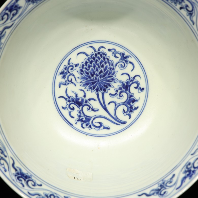 Porcelain bowl ‘Peonies’, with Ming seal