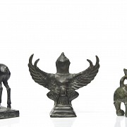 Tres pequeñas figuras de bronce, Asia.