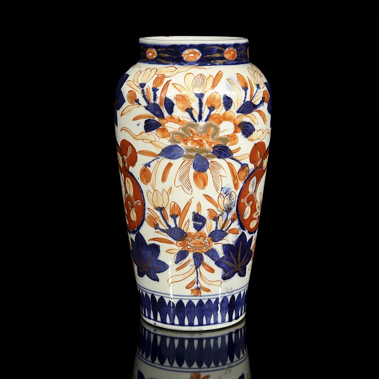 Japanese porcelain vase, 20th century