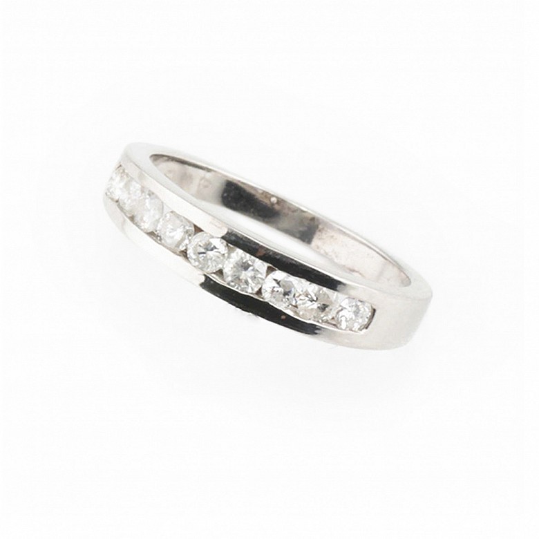 Ring in 18k white gold with diamonds.