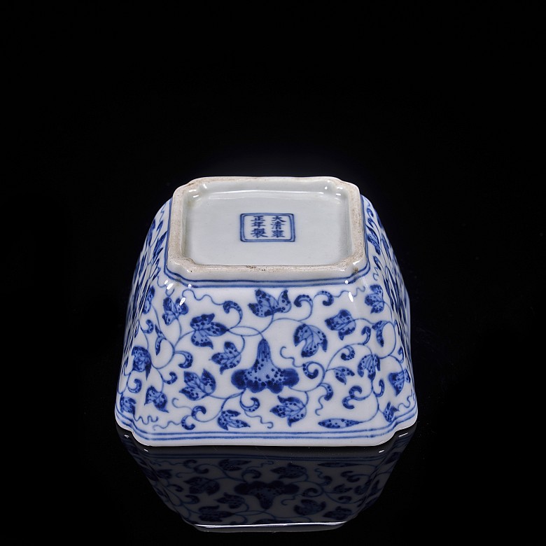 Cuenco cuadrado de porcelana esmaltada azul y blanco, dinastía Qing