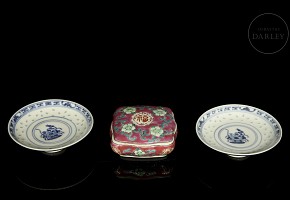 Two plates and a porcelain box, 19th-20th century