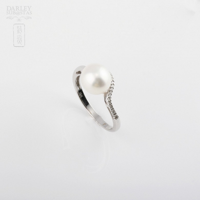 18k white gold ring with pearl and diamonds.