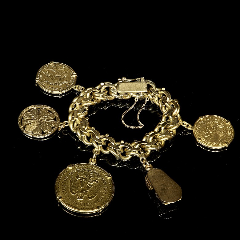 Pulsera de oro con monedas y aderezos