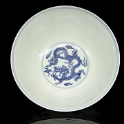 Porcelain dragon bowl, Qing dynasty