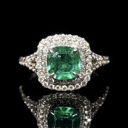 White gold ring with emerald and brilliants